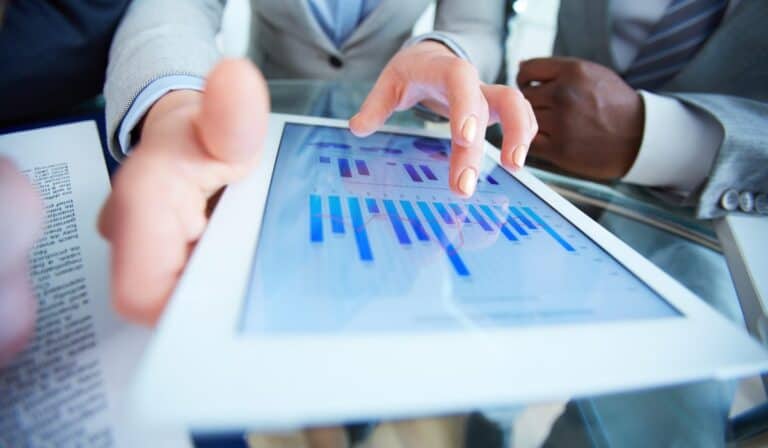 Los mercados globales reaccionan a nuevas decisiones de tipos de interés